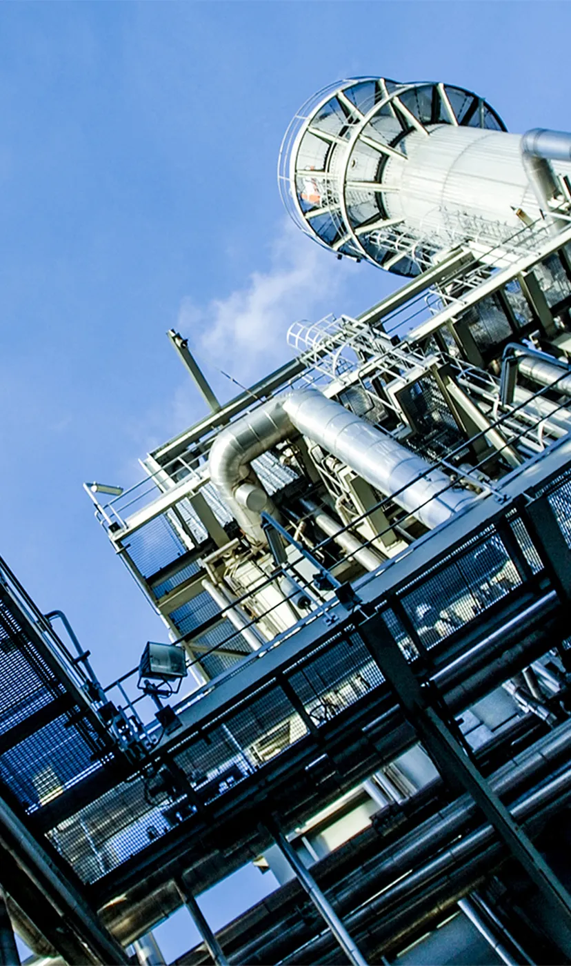 工場に組み立てた足場